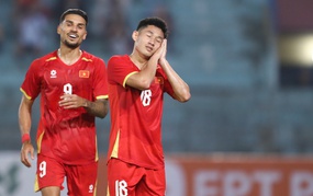 Hai Long 'dances' past Bangladesh's defense, scoring to make it 3-0