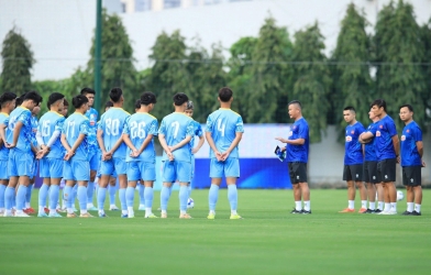 Vietnam's U23 team held its first training session under coach Dinh Hong Vinh.