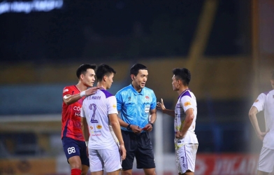 Korean referees assigned to Vietnam for duty, officiating the championship race match in V-League.