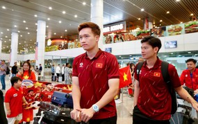 Hot Vietnamese football news today, August 17: Vietnam national team returns to Hanoi; Xuan Son sets a new record at the ASEAN Cup.
