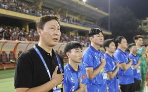 South Korean newspaper praises coach Kim Sang Sik as he approaches two records set by his predecessor Park.