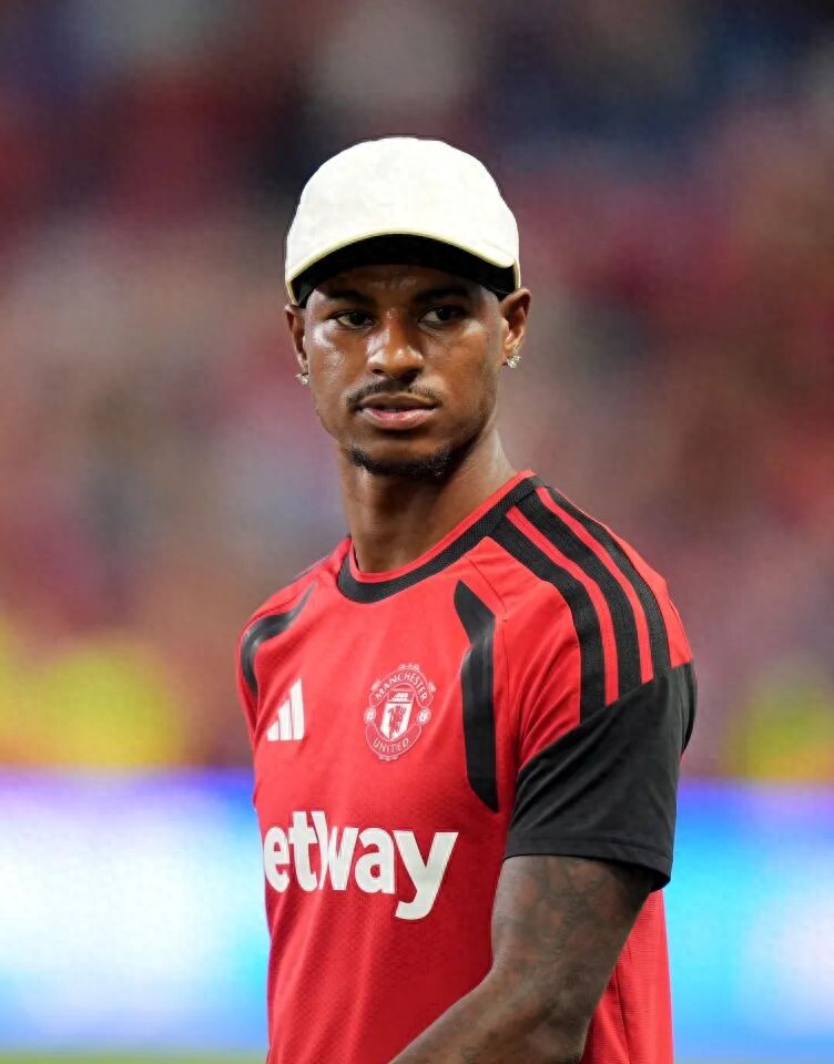 Manchester United match: Rashford watches in hat, Carrick confirms he will face Milan! Two others also set to play.