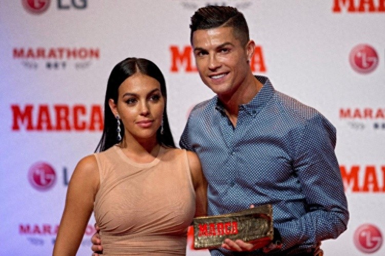 Cristiano Ronaldo Gets Married! The Most Successful "Saleswoman" Georgina, After Ten Years, Finally Gets a Living Room Fairy Tale