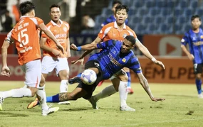 V-League Football Results: A stunning long-range shot forces HAGL to share points; Xuan Son contributes to the home team's victory.