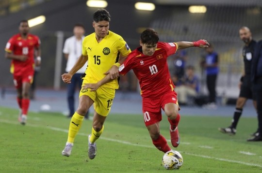 Where can I watch the live broadcast of Vietnam vs Malaysia today?