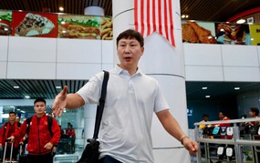 Hot Vietnamese football news today 14/8: Vietnam national team holds first training session in Malaysia; Minh Vương 'refuses' to play in V-League