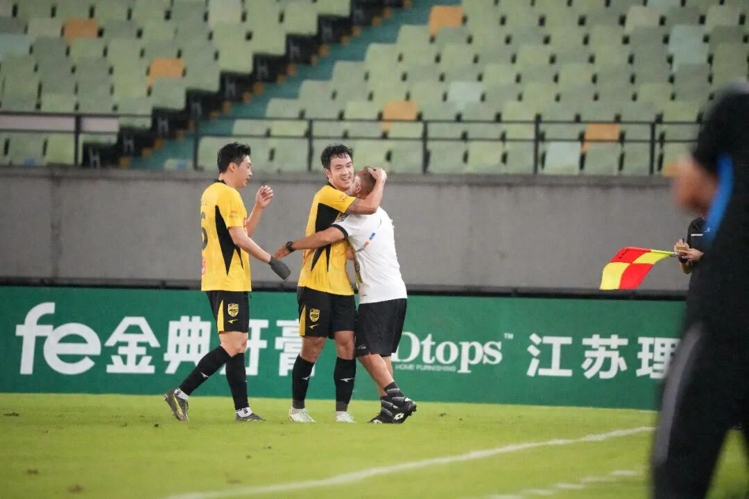 With 7 wins, 3 draws, and 24 points in the last 10 rounds, Guangzhou Baole dominates the China League One.
