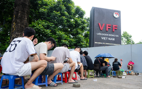 Despite rain forecasts, fans lined up from 4 a.m. to buy tickets for the Vietnam-Malaysia match