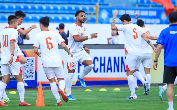 Vietnam team familiarizes with Thiên Trường stadium, Xuân Son excited
