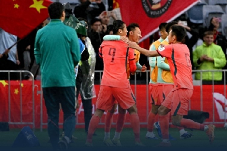 Shao Jiayi's debut victory: Chinese national team defeats World Cup debutant 2-0, Zhang Yuning assists and scores, Wei Shihao volleys home.