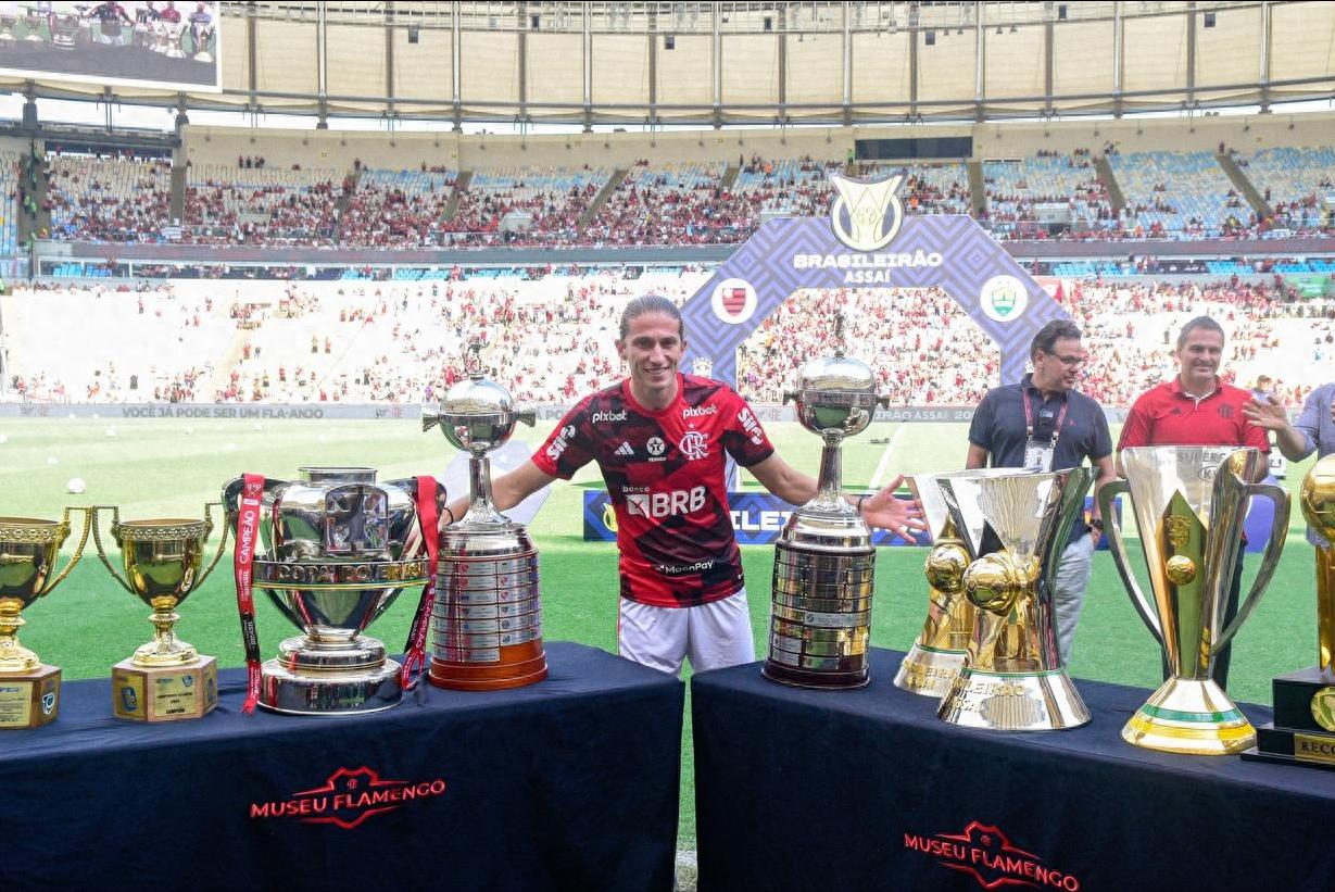 After an 8-0 victory, Felipe Luis, 40, steps down after 99 games and 5 titles with Flamengo.