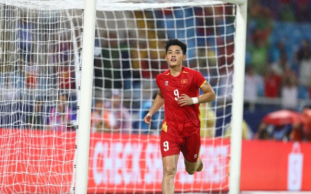 Dinh Bac leads the ASEAN Cup scoring chart, with a clear path to follow in the footsteps of Xuan Son