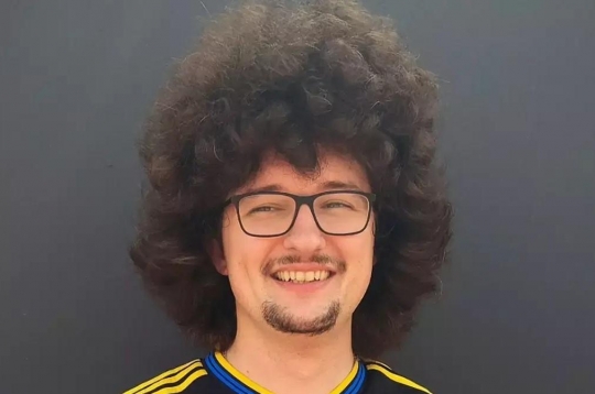Man Utd 'mock' long-haired fan for not cutting his hair
