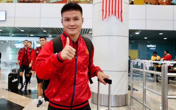 The Vietnamese national team held a closed training session on a carpet grass field.