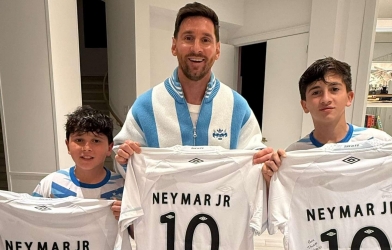 Messi and his children receive a special gift from Neymar