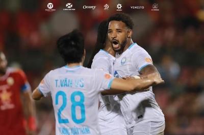 Xuân Son shines, Nam Định demolishes Hà Tĩnh fortress