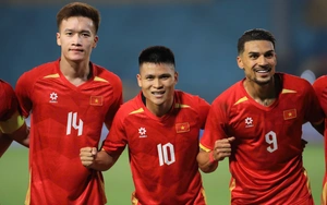 Tuấn Hải's uncomfortable shot forced the opponent to score an own goal.