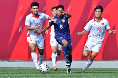 Which channel broadcasts the live match of U23 Vietnam vs U23 China today?