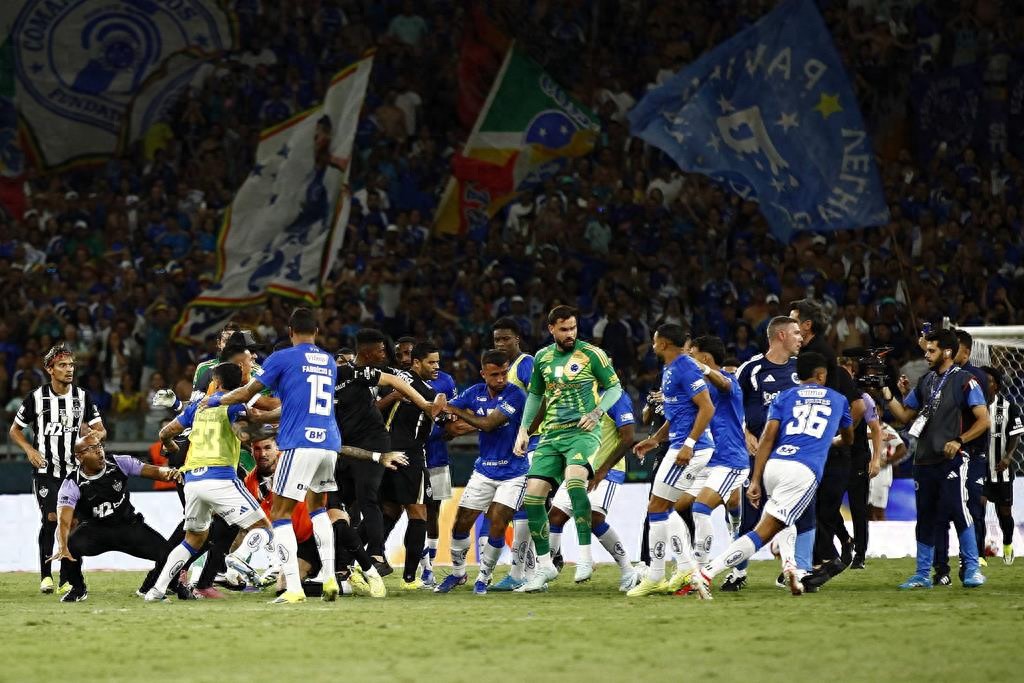 23 red cards in a single match! Brazilian state league turns into a fighting tournament, Hulk involved in mass brawl scandal.