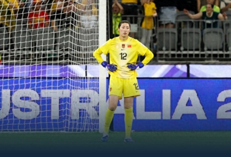 Wang Shuang's suspension and goalkeeper's poor performance lead to China Women's Football losing despite dominance, 1-2 defeat to Australia ends Asian Cup final hopes.