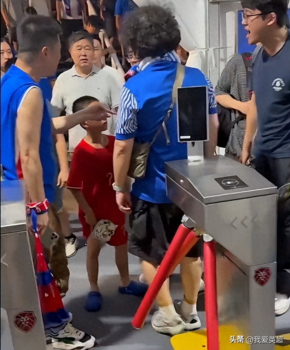 Outrage! Young fan wearing national team's No. 7 jersey attacked by Shenhua fans; Wu Lei's team shows support and posts search notice.