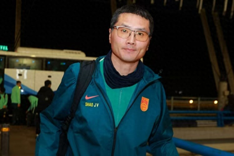 The Chinese national football team arrived in Sydney; Shao Jiayi's call-up includes a goalkeeper with zero appearances in the Chinese Super League; Fan Zhiyi's son-in-law's identity sparks controversy.