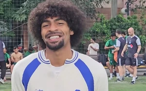 Upon arriving in Hanoi, the FA Cup champion star spoke about the match against the Vietnam national team.