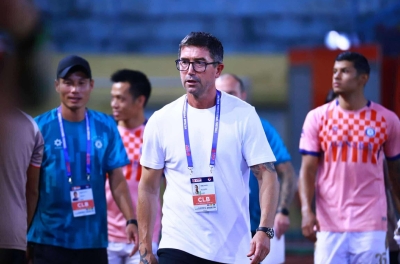 A V-League coach unexpectedly appeared at Malaysia national team's training session.