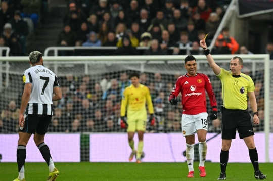 MU fans were extremely angry when Newcastle star escaped an unbelievable red card.