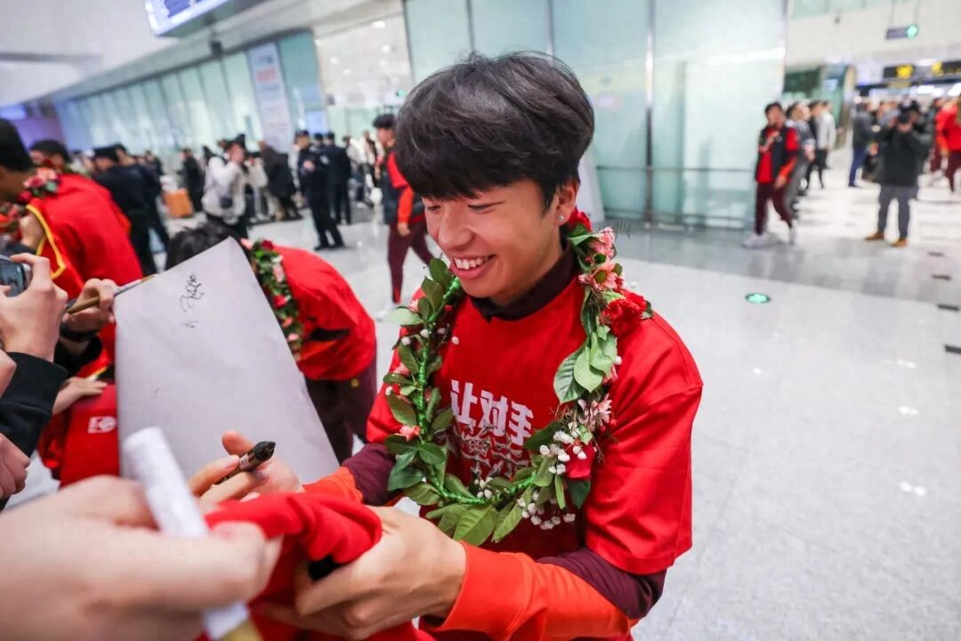 Li Zhenquan: Enjoying the applause and flowers, but also must withstand criticism and doubts