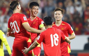 Hot Vietnamese football news today, April 2: AFC congratulates the Vietnamese national team; Vietnam U20 women's team plays with discipline.