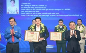 Dinh Bac was honored at the 2025 Outstanding Vietnamese Youth Faces award ceremony.