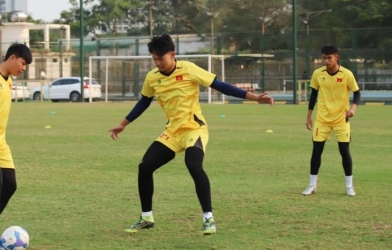 The tallest goalkeeper in history officially bids farewell to the Vietnam national team.