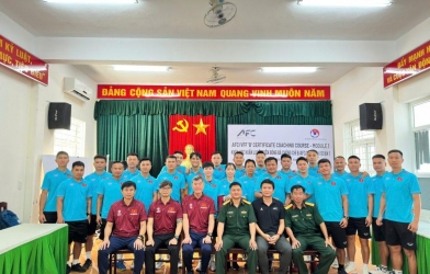 Two former Vietnamese national team players begin coaching training