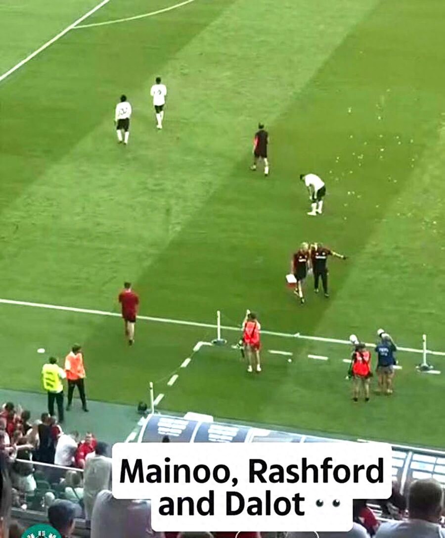 Manchester United players hugged Amorim after the match, but three deliberately stayed away! Amorim joked that without him, the British media is boring.