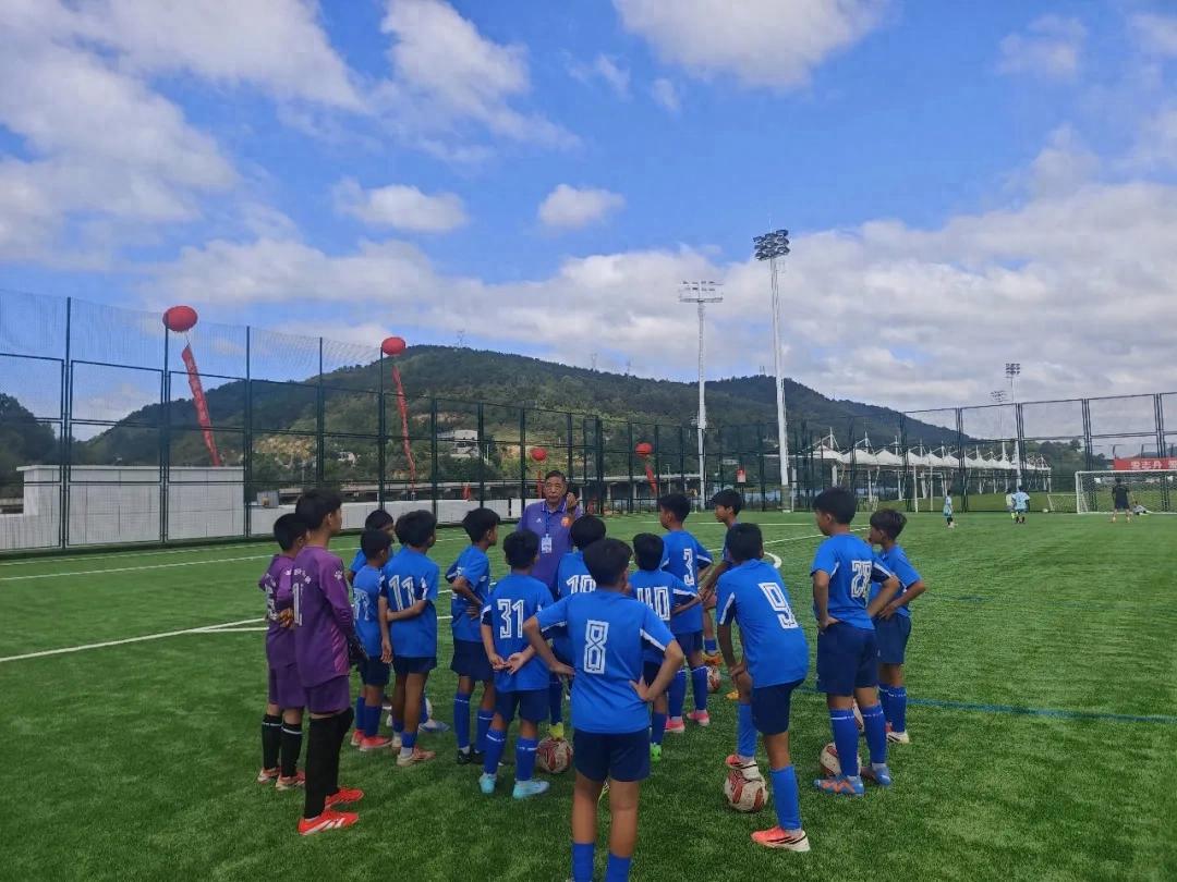 Once a player in the top league, a retired police officer now "continues his football youth" on youth fields.