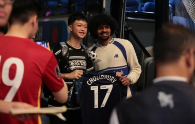 Vietnamese fans are going crazy over a player from the Bangladesh national team.