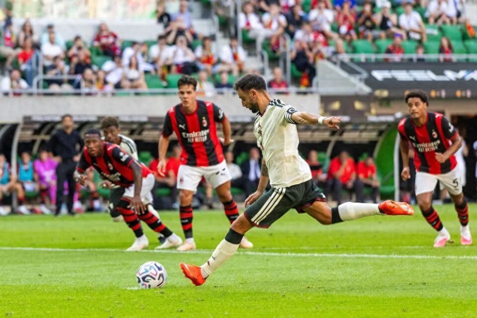 Manchester United suffered a 2-4 reversal against AC Milan, gifting Amorim his first win! Bruno Fernandes missed another penalty, and Carrick's biggest problem was exposed.