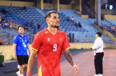 Reviewing Hoàng Hên's performance during his debut for the Vietnam national team