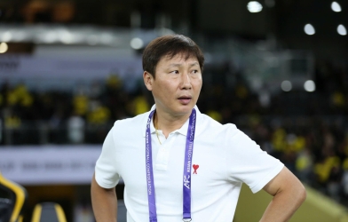Coach Kim Sang Sik is about to make a shocking decision regarding 4 overseas Vietnamese stars.