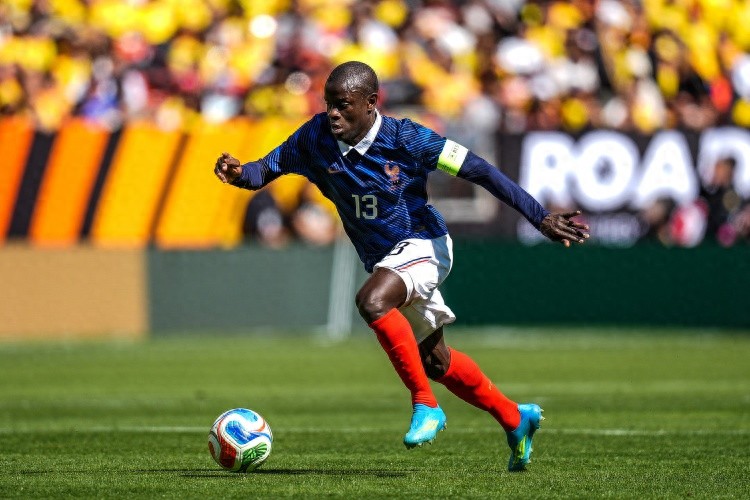 Returning from Saudi Arabia, still a young hero! 35-year-old Kanté becomes France captain and defeats strong opponents, contributing 6 tackles.