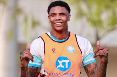 World's tallest striker removed from V.League roster