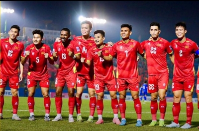 Identify the 'black-shirt king' refereeing the crucial match for the Vietnam national team.