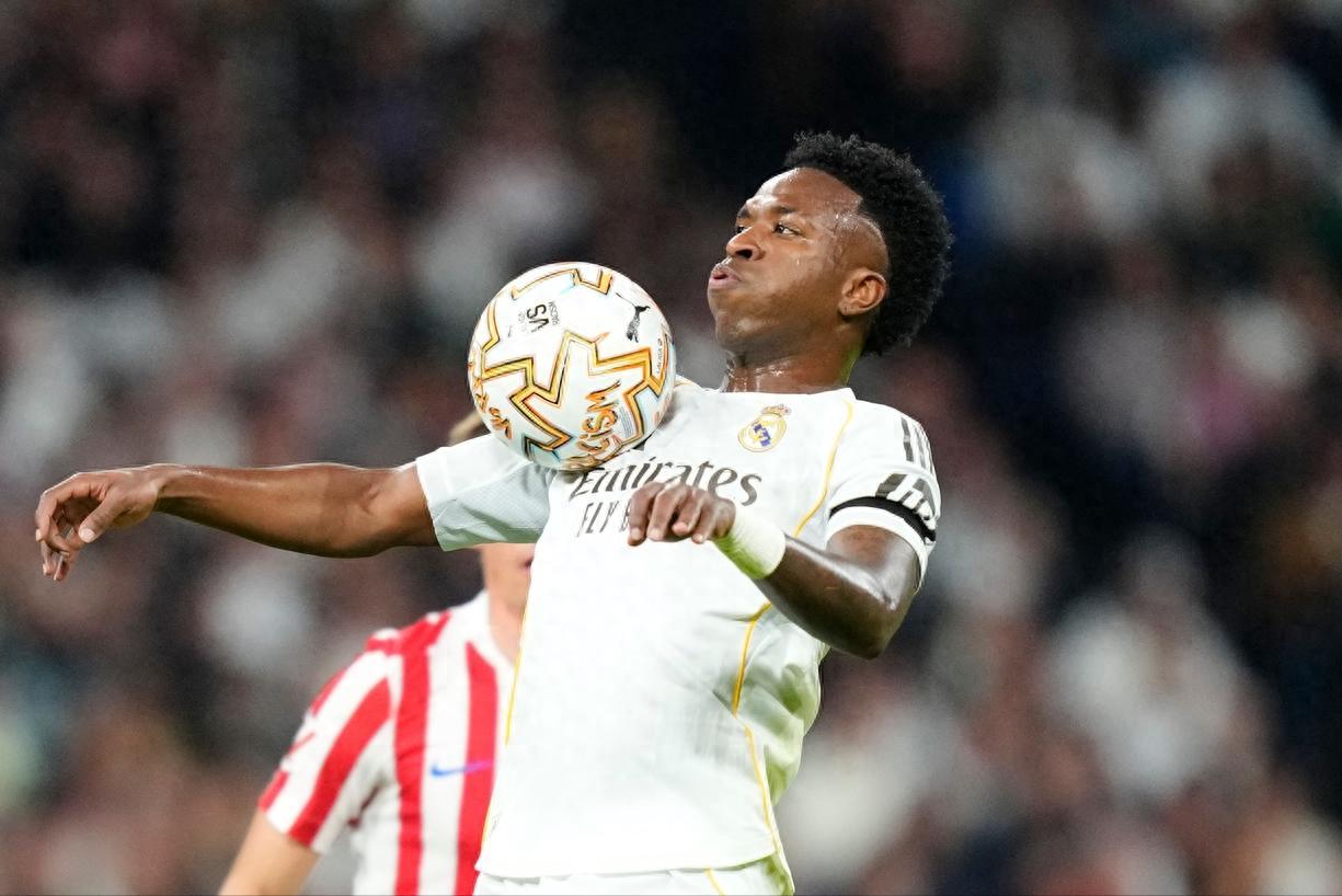 Vinicius Jr. scores twice in consecutive matches, Real Madrid with 10 men reverse Atletico Madrid 3-2, Valverde receives a direct red card.