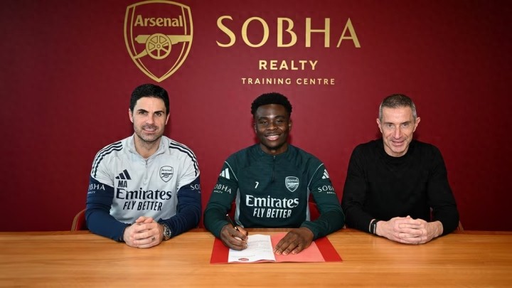 Unprofessional Arsenal offers a contract extension to the out-of-form Saka with a weekly wage exceeding £300,000.
