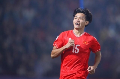 Vietnamese National Team Forward Brings Good News to Coach Kim Sang Sik