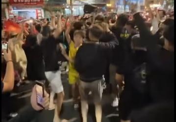 Image of Malaysian fans celebrating victory with Vietnamese fans goes viral