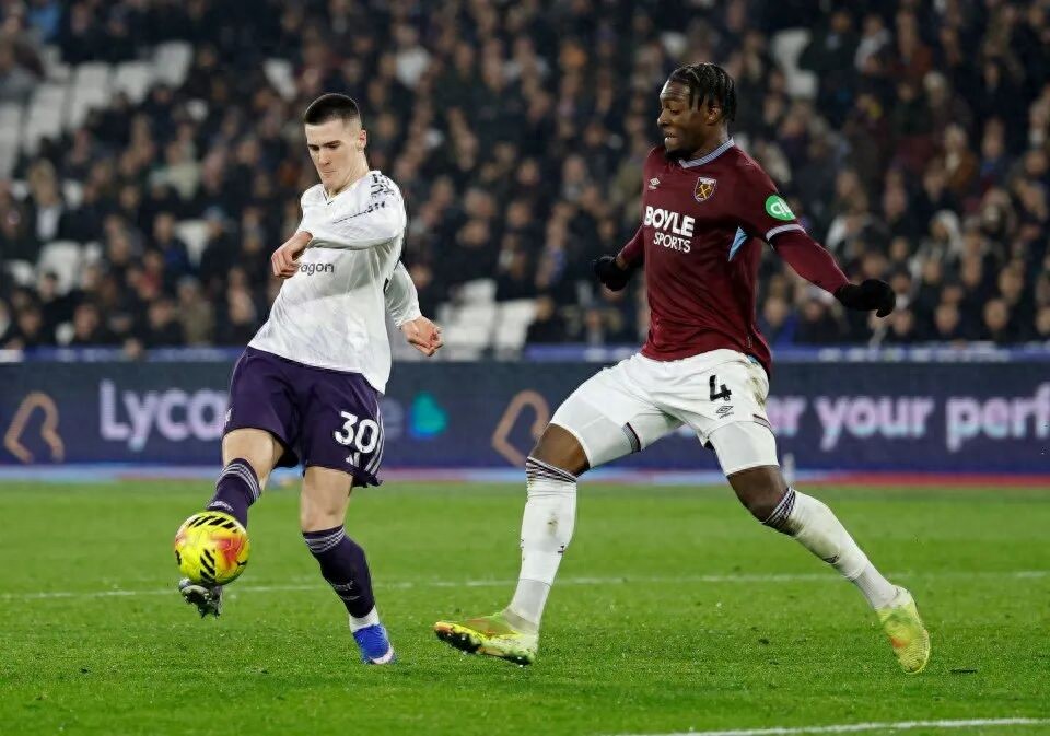 Sheshko’s last-minute equalizer secured a 1-1 draw for Manchester United, preserving their top-four spot! Carrick made a clear mistake, and the real challenge is just beginning.