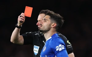 Receiving too many red cards, Chelsea manager makes a blunt statement to his players.