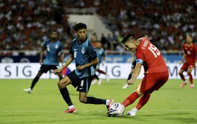 Fans support Quang Hải before the ASEAN Cup semifinal